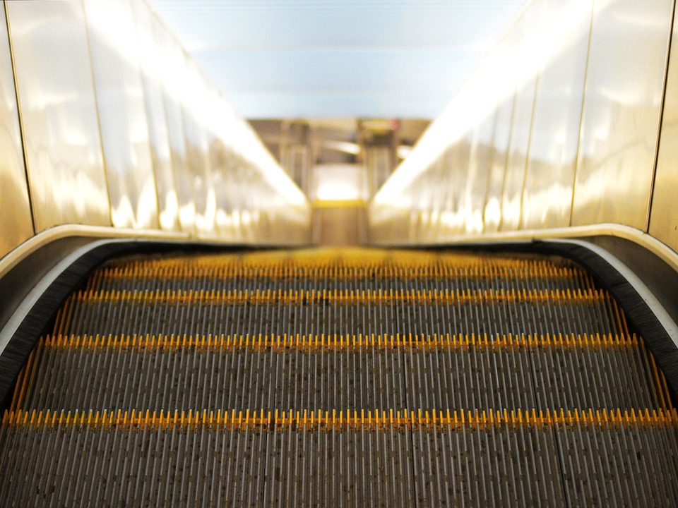 На четырех станциях метро в ЮВАО прошел ремонт эскалаторов